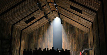 В спектакле "Хованщина" история России творится в огромном амбаре. Фото - Олег Черноус