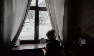 Светлана Таран-Малеева гримируется перед выходом на сцену у окна. Перед началом спектакля "Летучая мышь" отключили электричество. Светлана Таран-Малеева гримируется перед выходом на сцену у окна. Перед началом спектакля "Летучая мышь" отключили электричество.