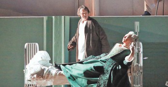 Герои «Пиковой дамы» оказались пациентами психиатрической больницы. Фото: Дамир Юсупов