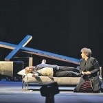 Верующих возмутило использование христианских символов в постановке новосибиского театра. Фото с сайта www.opera-novosibirsk.ru