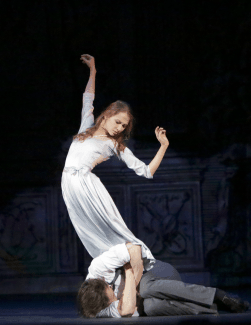 "Гамлет" на сцене Большого театра. Фото - Дамир Юсупов