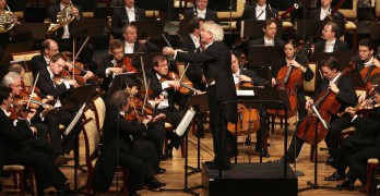 Сэр Саймон Рэттл дирижирует Берлинским филармоническим оркестром на концерте в Абу Даби в ноябре 2010 года. Кто будет руководить самым известным оркестром в мире?