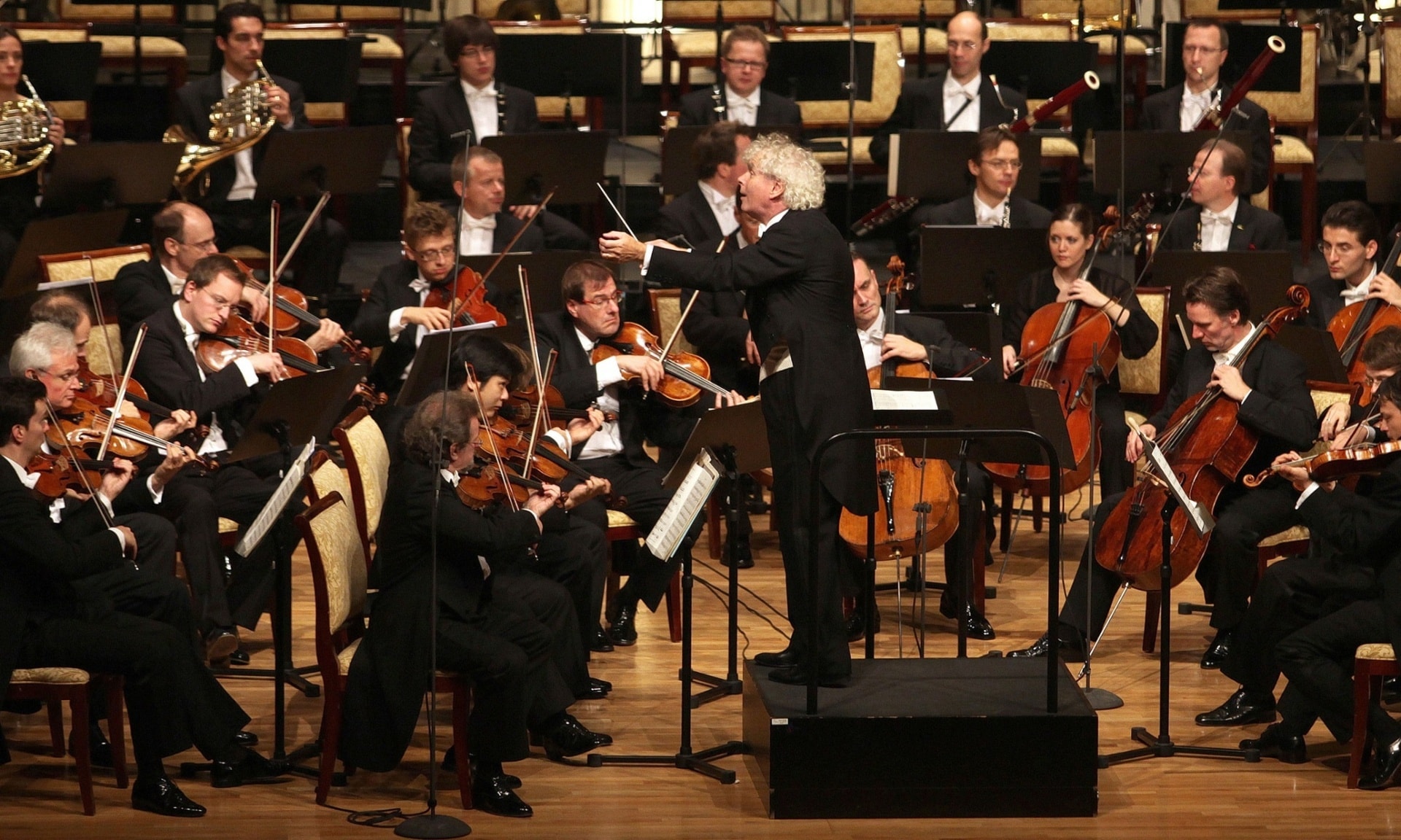 Сэр Саймон Рэттл дирижирует Берлинским филармоническим оркестром на концерте в Абу Даби в ноябре 2010 года. Кто будет руководить самым известным оркестром в мире? 