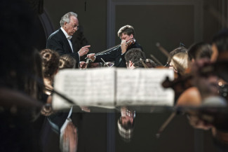 Дирижер Юрий Темирканов (слева) и скрипач Андрей Баранов. Фото: Евгений Биятов/ РИА Новости 