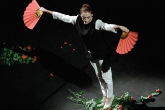 Майя Плисецкая исполняет композицию «Аве Майя». Фото - Владимир Вяткин