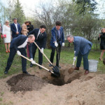 Перед концертом музыканты вместе с губернатором Андреем Воробьевым посадили красный дуб на знаменитой аллее музея