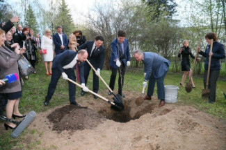 Перед концертом музыканты вместе с губернатором Андреем Воробьевым посадили красный дуб на знаменитой аллее музея