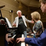 Руководитель творческих проектов Свердловской филармонии Александр Газелериди, за роялем - Елена Кузнецова и Владислав Чепинога. Фото - Донат Сорокин