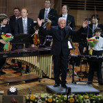 Владимир Спиваков и юный музыкант Антон Кобазев (справа) на сцене Московского международного дома музыки во время 11-го Международного фестиваля «Москва встречает друзей»