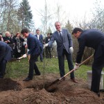 Перед концертом губернатор Московской области вместе с пианистом Денисом Мацуевым и художественным руководителем Мариинского театра дирижером Валерием Гергиевым посадили дуб в парке мемориального дома-музея, который положил начало новой парковой аллеи.