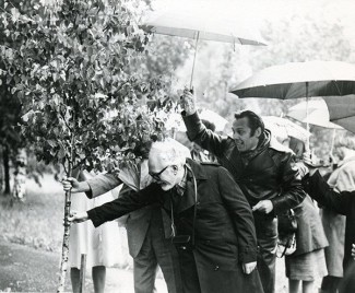 Члены жюри и гости VII конкурса сажают дерево в парке музея, 1982 г.