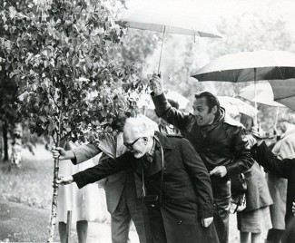 Члены жюри и гости VII конкурса сажают дерево в парке музея, 1982 г. Члены жюри и гости VII конкурса сажают дерево в парке музея, 1982 г.