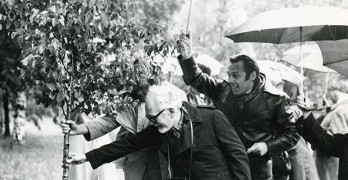 Члены жюри и гости VII конкурса сажают дерево в парке музея, 1982 г.