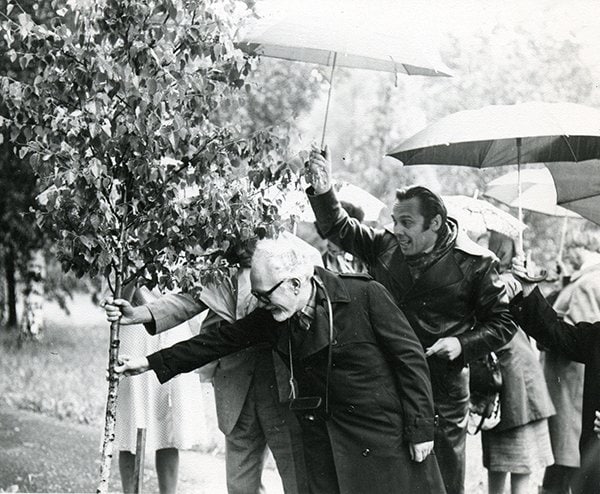 Члены жюри и гости VII конкурса сажают дерево в парке музея, 1982 г. Члены жюри и гости VII конкурса сажают дерево в парке музея, 1982 г.