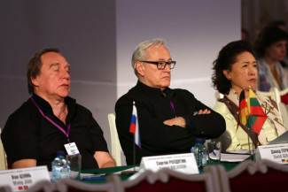 Давид Герингас (в центре) в жюри XV конкурса им. Чайковского. Фото: tchaikovskycompetition.com