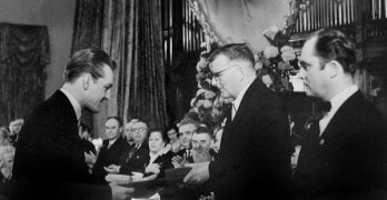 Дмитрий Шостакович вручает первую премию Валерию Климову. 1958 г. Фото - Дом-музей П.И. Чайковского в Клину
