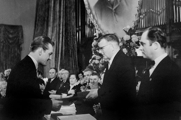 Дмитрий Шостакович вручает первую премию Валерию Климову. 1958 г. Фото - Дом-музей П.И. Чайковского в Клину