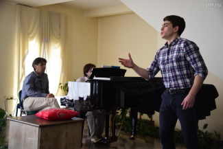 Участник Молодежной оперной программы Большого театра баритон Илья Кутюхин (справа). Фото - Антон Гердо