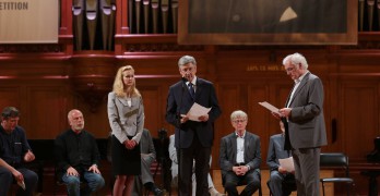 Владимир Овчинников объявляет результаты первого тура. Фото - tchaikovskycompetition.com