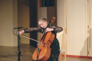 Юная Маша Слащева получила в подарок от Владимира Спивакова виолончель