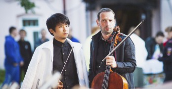 Восходящая звезда, скрипач Фумиаки Миура, заявил, что концерт во Мстере был самым сложным в его жизни. В этом он признался худруку Экспедиции Борису Андрианову. Фото: Алена Ручан/РГ