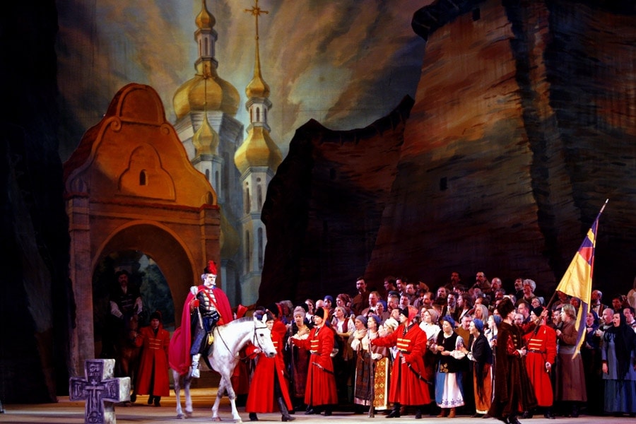 На исторической сцене Мариинского театра вчера был показан один из легендарных спектаклей репертуара - опера П. И. Чайковского «Мазепа»
