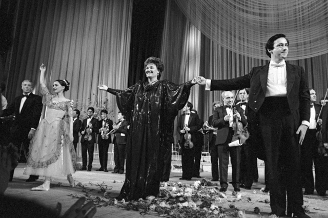 Участники благотворительного вечера "Премьера премьер" Екатерина Максимова, Тамара Синявская, Владимир Спиваков на сцене ГКЗ "Россия", 1987 год