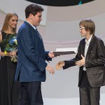 Денис Мацуев вручает премию Дмитрию Маслееву. Фото - tchaikovskycompetition.com