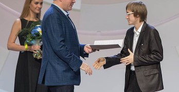 Денис Мацуев вручает премию Дмитрию Маслееву. Фото - tchaikovskycompetition.com
