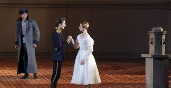 Денис Савин (Грушницкий), Руслан Скворцов (Печорин) и Светлана Захарова (княжна Мери) в балете «Герой нашего времени». Фото - Дамир Юсупов/Большой театр