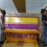 Среди уютных деревьев и кустов в московском дворе разместилось самое настоящее пианино