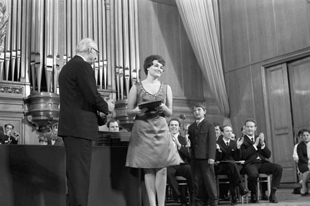 Тамара Синявская получает первую премию на IV Международном конкурсе имени П. И. Чайковского, 1970 год