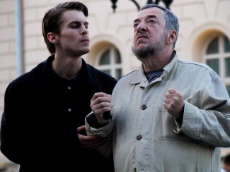 Молодой актер Иван Янковский внимает каждому слову мэтра. Фото пресс-службы кинокомпаний «Мастерская Павла Лунгина» и «Art Pictures Studio» Молодой актер Иван Янковский внимает каждому слову мэтра. Фото пресс-службы кинокомпаний «Мастерская Павла Лунгина» и «Art Pictures Studio»