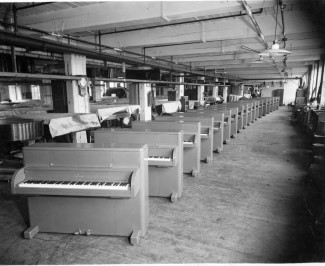 Во время Второй мировой войны Steinway & Sons производят пианино под названием "Victory Vertical" для американских войск
