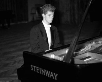 Ван Клиберн за роялем Steinway & Sons