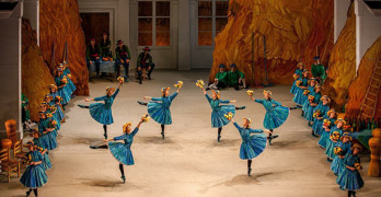 Сцена из спектакля «Тщетная предосторожность». Фото — Елена Лехова