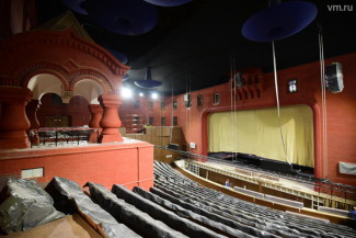 В обновленном здании театра «Геликон-опера» завершаются работы по монтажу сценического оборудования. Фото - Антон Гердо