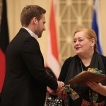 Член жюри Лариса Гергиева награждает победителя. Фото: Пресс-служба Культурного центра Елены Образцовой