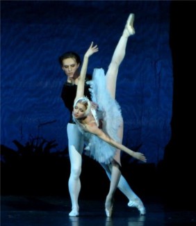 Наталья Сомова и Сергей Полунин в балете «Лебединое озеро»