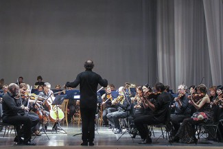 Антон Лубченко и оркестр Приморского театра оперы и балета. Фото: Предоставлено пресс-службой администрации Находки