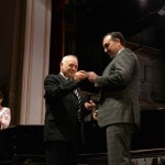 Директор Свердловской филармонии Александр Колотурский вручил клубную карту новому члену лиги друзей филармонии — главе Ревды Андрею Мокрецову. Фото - Владимир Коцюба-Белых