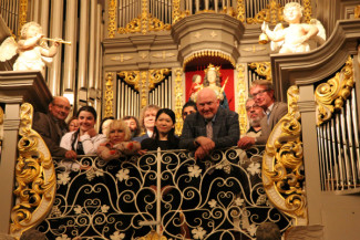 Жюри и конкурсанты у органа Кафедрального собора. Фото - Сергей Бирюков