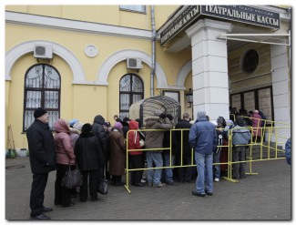 Очередь за билетами в театральные кассы Большого театра. Руслан Кривобок/РИА Новости