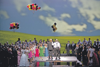 Вагнер на современный лад – с шариками и панками. Фото - Бернд Улиг / staatsoper-berlin.de Вагнер на современный лад – с шариками и панками. Фото - Бернд Улиг / staatsoper-berlin.de
