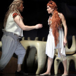 Оформление спектакля напоминает стоматологический кабинет. Фото - Н. Чумаченко