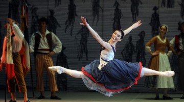 Наталья Осипова в па-де-де из балета Бориса Асафьева "Пламя Парижа", 2010 год. Фото - Владимир Астапкович / ИТАР-ТАСС