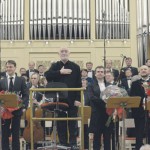 Жест благодарности дирижера – публике. Фото предоставлено пресс-службой Санкт-Петербургской филармонии