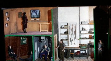 Персонажи оперы Генделя держат друг друга под замком и разглядывают через монитор. Фото - Дамир Юсупов