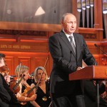 Владимир Путин на сцене Большого зала Московской консерватории
