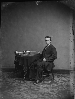 Томас Эдисон рядом с фонографом, 1877 год. Фото - Library of Congress
